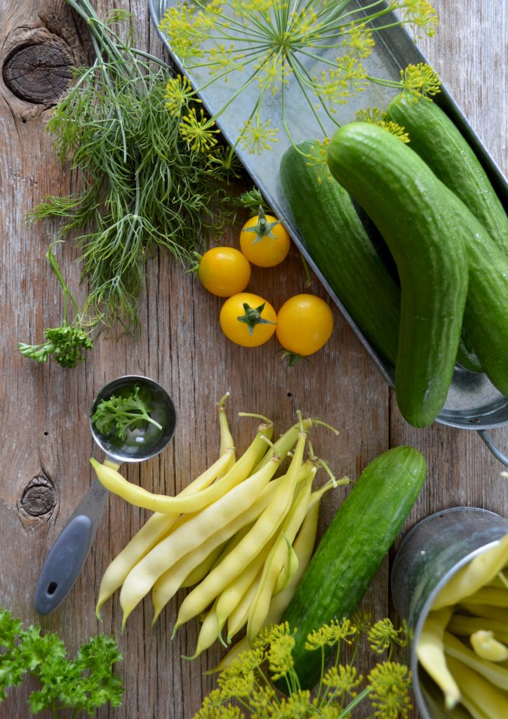 Tomates ajunes et haricots sur une table en bois